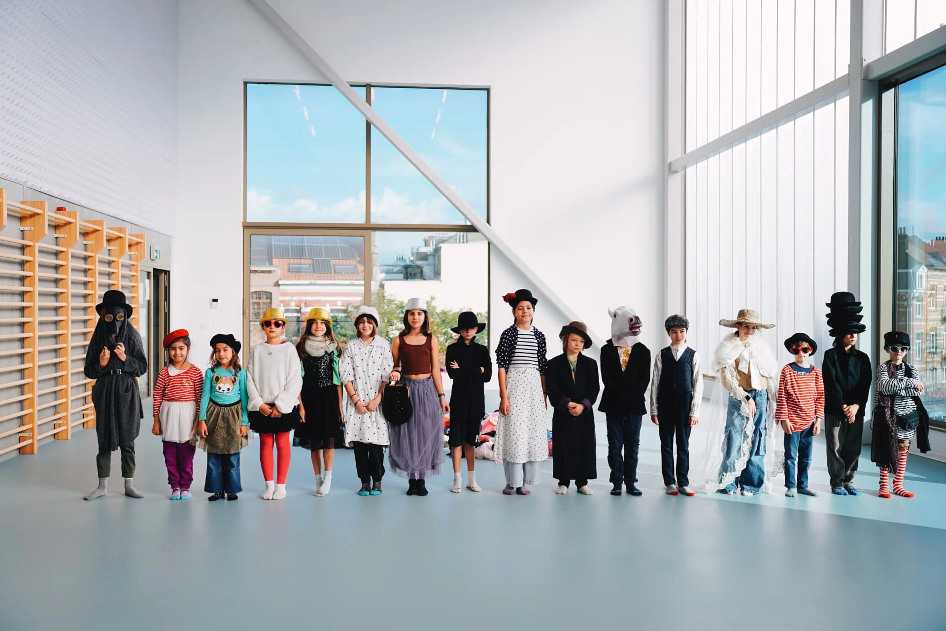 Groupe d'enfants costumés dans la salle de théâtre